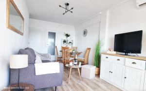 卡拉费尔Sublime sea view apartement的带沙发和电视的客厅