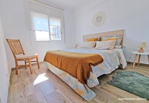卡拉费尔Sublime sea view apartement的卧室配有床、椅子和窗户。