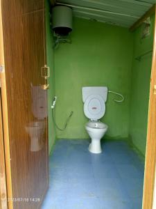 科代卡纳尔Croods farm house的绿色客房内带卫生间的浴室