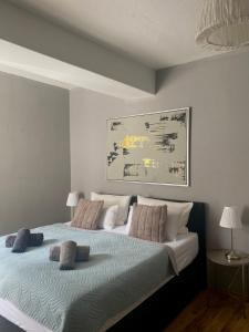 爱尔福特Bärliner Hotel的卧室配有一张床,墙上挂有绘画作品