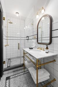 费城Guild House Hotel的一间带水槽和镜子的浴室