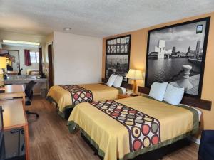 韦斯特莱克WestSpring Inn - Westlake Cleveland的酒店客房配有两张床和一张书桌