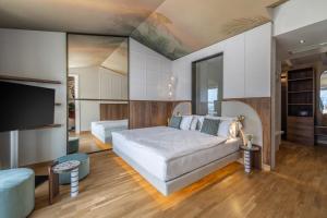 马尔切西内Hotel Val Di Sogno - Adults Only的一间卧室配有一张床和一台平面电视