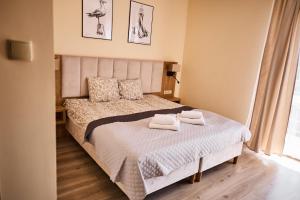 乌斯特卡Villa Lima的一间卧室配有一张床,上面有两条毛巾