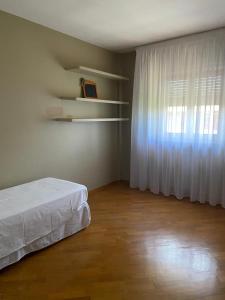 Appartamento con veranda Via Castel del Monte客房内的一张或多张床位