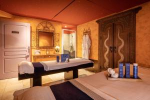 克里克波夫城堡连锁陶瓷与水疗庄园酒店的一间带两张床的卧室和一间浴室