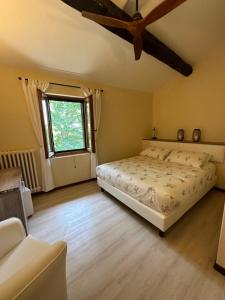 BrancaAgriturismo Akasha的一间卧室设有一张大床和一个窗户。