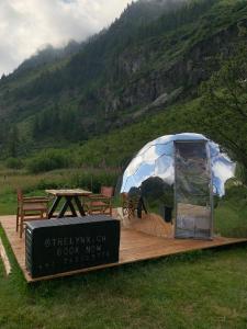 SalvanThe Lynx的木甲板上的帐篷,配有野餐桌