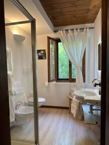 BrancaAgriturismo Akasha的浴室配有2个盥洗盆、卫生间和淋浴。
