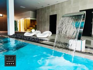 JorqueraHotel Spa Mirador的一座位于酒店客房的带瀑布的游泳池