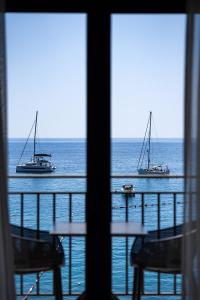 斯韦蒂·斯特凡Hotel California by Aycon的两艘船从窗户上欣赏海景
