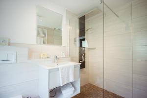 贝尔恩卡斯特尔-库斯拜仁酒店的白色的浴室设有水槽和淋浴。