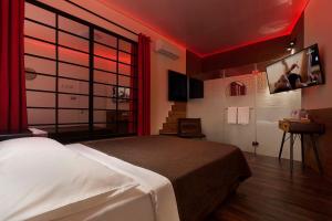 Tel BinyaminMetro Elegance Suites的一间卧室配有一张红色照明的大床