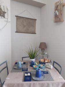 希拉Villa Bella Sera的一张餐桌,上面有蓝色的菜肴