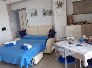 希拉Villa Bella Sera的一间卧室配有一张床、一张桌子、一张桌子和一张桌子。