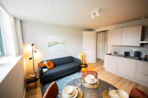 鹿特丹Cool 3 Bedroom Serviced Apartment 68m2的客厅配有沙发和桌子