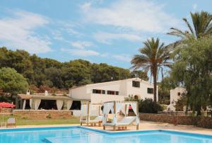 桑帕克Llucatx Menorca的一座带游泳池和房子的别墅