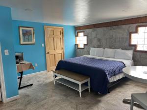 汉普顿Nautical Motel的一间卧室配有一张蓝色墙壁的床