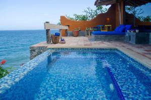 ParaguachiCala Margarita Hotel的一座背景海洋的游泳池