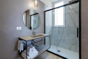 巴勒莫Le Gemme di Cavour Luxury Rooms的一间带水槽和淋浴的浴室