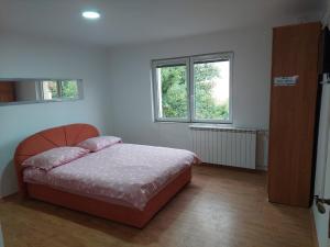 萨拉热窝Hostel Bobito的一间卧室设有一张床和两个窗户。