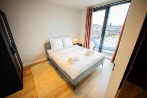 鹿特丹Exquisite 3 Bedroom Apartment的一间卧室配有一张床,上面有两条毛巾