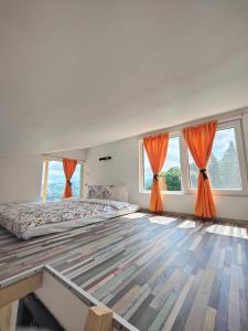 布朗Rainbow Chalet的一间卧室配有带橙色窗帘的大床