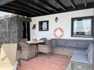 普拉亚布兰卡Villa Burgao的客厅配有沙发和桌子