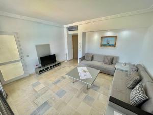 比塞大Beachfront Apartment - Andalucia的带沙发和电视的客厅