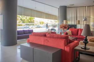 梅里那德奥拉菲YIT塞维利亚迈雷纳大街酒店的客厅配有红色家具和红色沙发