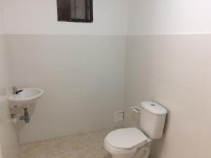 塔甘加GiGi House Taganga的白色的浴室设有卫生间和水槽。