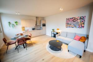 鹿特丹Ample 3 Bedroom Apartment的客厅配有沙发和桌子