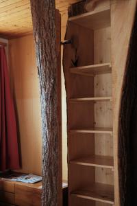 迈林根旅游者酒店的一个带木架的衣柜
