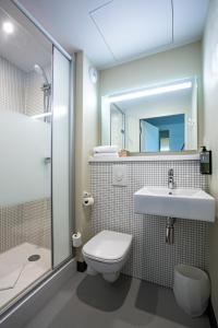 蒙彼利埃蒙彼利埃千禧中心宜必思酒店的一间带卫生间、水槽和镜子的浴室