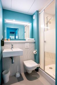 蒙彼利埃蒙彼利埃千禧中心宜必思酒店的浴室配有卫生间、盥洗盆和淋浴。