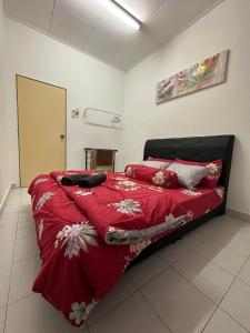 古来Naurah Homestay Kulai Mslim Only的卧室配有红色被子