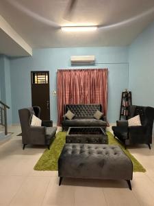 古来Naurah Homestay Kulai Mslim Only的客厅配有两张沙发和一张沙发