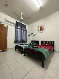 古来Naurah Homestay Kulai Mslim Only的一间卧室,配有两张床