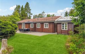 KølkærAwesome Home In Herning With 3 Bedrooms And Wifi的前面有草坪的木屋