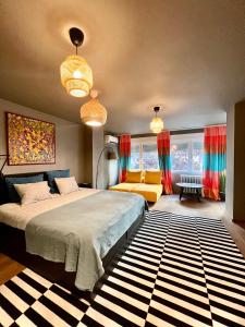 贝尔格莱德Tulum Apart Center Belgrade的一间卧室配有一张床、一张沙发和窗户。