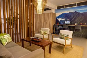 塔拉波托Tucan Suites Tarapoto - Hotel Asociado Casa Andina的客厅配有沙发、两把椅子和一张桌子