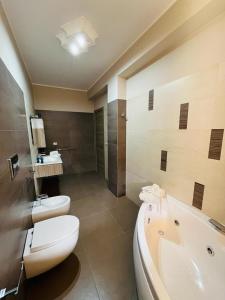 阿沃拉Casa Manila的浴室配有卫生间、浴缸和水槽。