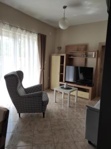 比利切Apartman Lucia的客厅配有椅子和电视