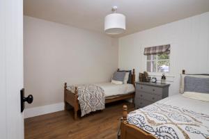Raheen BridgeLovely home close to Killaloe and Lough Derg的一间卧室设有两张床和窗户。