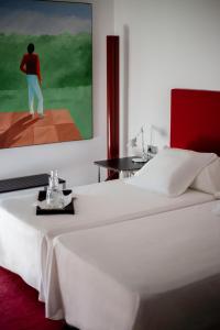 EspollaHotel Canaleta Heras的一间卧室配有一张壁画床