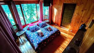 拉普兰德帕尔米斯特Chalet TanZanTan的小屋内带枕头的床的房间