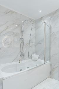 萨索斯LUXURY VILLAS ELENI STEFI的带淋浴和浴缸的白色浴室