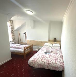 布莱克浦格兰维尔酒店的酒店客房设有两张床和窗户。
