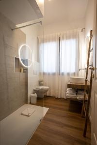 波尔图圣保罗Il Borgo Boutique Rooms by KasaVacanze的一间带卫生间、水槽和镜子的浴室