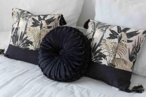 圣但尼Flat Design St Denis 4 personnes的床上的黑色枕头和两个枕头